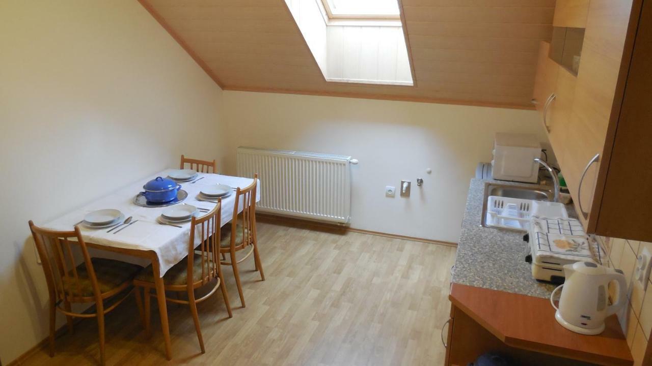 Privat Pod Kostolom - Ubytovanie Valča Buitenkant foto