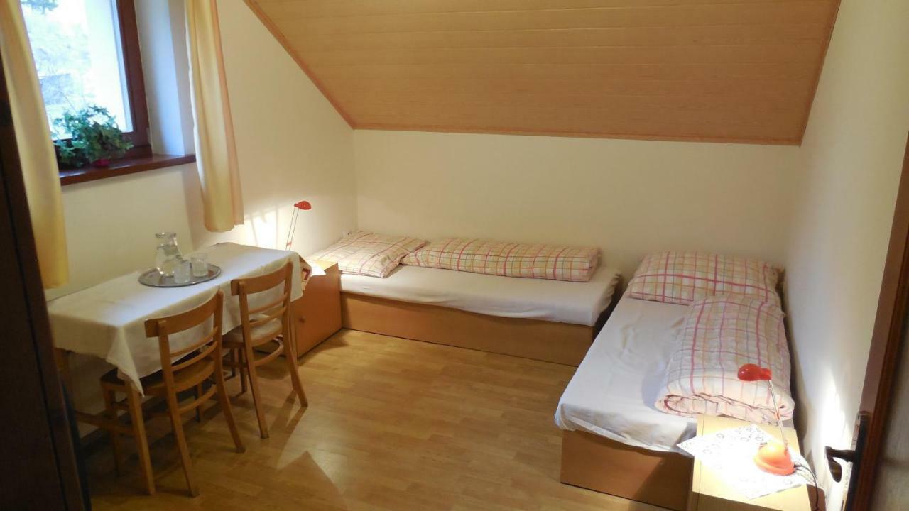Privat Pod Kostolom - Ubytovanie Valča Buitenkant foto